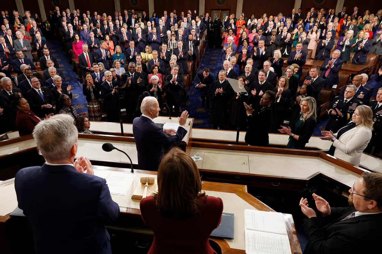 El presidente Joe Biden 
<a href="https://www.univision.com/noticias/politica/en-vivo-ultimas-noticias-discurso-estado-de-la-union-de-joe-biden-reforma-migratoria" target="_blank">pronunció su segundo discurso sobre el Estado de la Unión</a>, el primero desde que los votantes en las elecciones de medio término de 2022 entregaron el control de la Cámara de Representantes a los republicanos. 
<br>
<br>Al enfrentarse a un Congreso dividido, Biden, sin embargo, hizo un llamado esperanzador, en el que dijo que el electorado estadounidense no está interesado en que sus líderes electos “luchen por pelear” y que “hay no hay razón por la que no podamos trabajar juntos”.