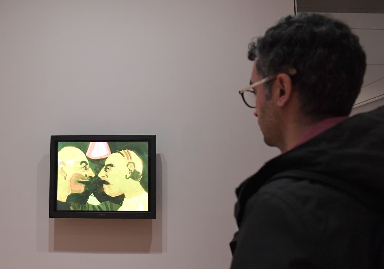 El museo instaló todas estas obras en su quinta planta para "afirmar los ideales de bienvenida y libertad tan vitales para este museo como para EEUU", se puede leer en el texto que acompaña a las obras. En la imagen, un hombre mira la obra 'The Chit Chat, 2007' del artista iraní Tala Madani.