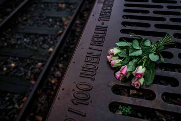 Hoy 27 de enero se conmemoran 70 años liberación de Auschwitz, el campo de concentración donde millones de seres humanos perdieron la vida por la terrible idea de exterminación de la población judía. Impresionante video #Auschwitz70 aquí Galería que la humanidad no debe olvidar.