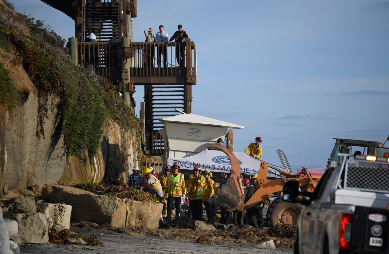Tres personas murieron y dos resultaron heridas tras el derrumbe de un acantilado frente al mar en Grandview Surf Beach en Encinitas, este viernes 2 de agosto alrededor de las 3:00 pm, según reporte de las autoridades de San Diego.