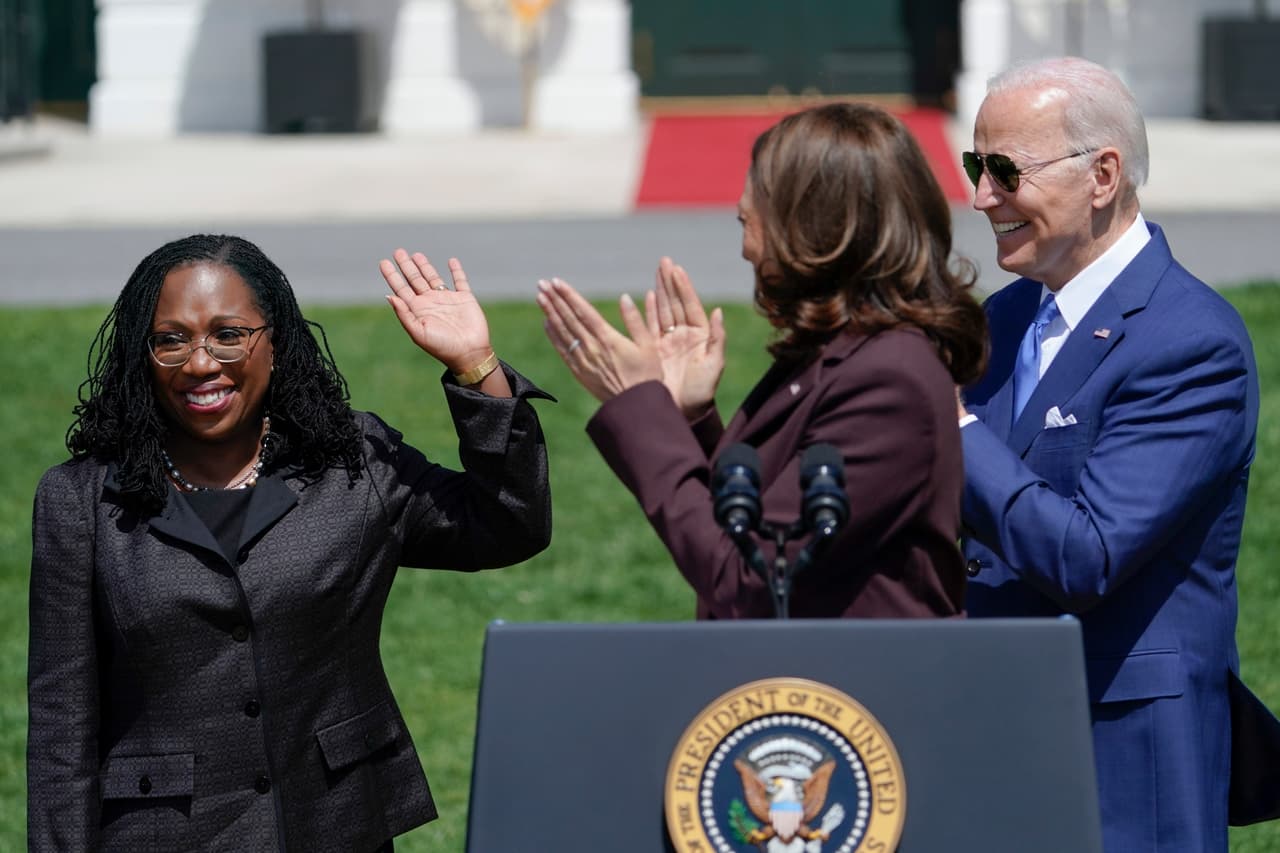 <b><a href="https://www.univision.com/noticias/politica/ketanji-brown-joe-biden-casa-blanca-celebracion">Ketanji Brown Jackson se convierte en la primera mujer negra en la Corte Suprema </a></b>
<br>
<br>La magistrada Ketanji Brown Jackson estuvo en la Casa Blanca para celebrar con el el presidente Joe Biden el hecho icónico de convertirse en la primera mujer negra en llegar al alto tribunal. “Tomó 232 años para que una mujer negra arribara a la Corte Suprema, pero lo logramos”, dijo Brown Jackson. El mandatario estadounidense describió lo ocurrido como “un momento de cambio real” en EEUU. 
<br>