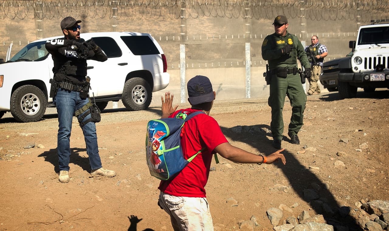 Cómo la entrada forzada a EEUU puede dañar los procesos de asilo de los migrantes de la caravana