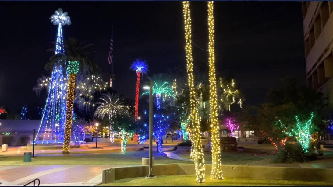 <b><a href="https://www.univision.com/local/arizona-ktvw/murphy-park-glendale-arizona-ofrece-un-espectaculo-de-luces-navidenas-fotos">“Murphy Park Lights” un nuevo evento de luces navideñas</a>: </b>Aunque el festival anual de Glendale Glitters no se llevará a cabo este año, la ciudad tendrá una variedad de eventos gratuitos que traerán alegría navideña, como “Murphy Park Lights”. Las luces estarán encendidas todas las noches de 5 pm a 10 pm hasta el 9 de enero de 2022. “Murphy Park Lights” toma lugar en centro de Glendale en la cuadra 
<b><a href="https://goo.gl/maps/6XSDNX7nRExdJENz9" target="_blank">5850 al Oeste de la Avenida Glendale.</a></b> Para ver el calendario de eventos, haga 
<b><a href="https://www.glendaleaz.com/play/special_events___festivals/special_events/events/downtown_in_december" target="_blank">clic aquí.</a></b>