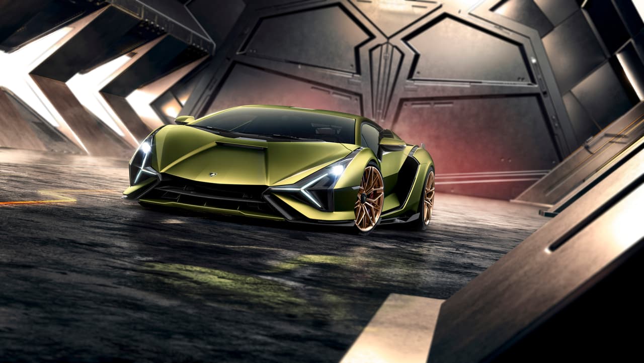 Pero este yate tiene mucho más en común con la firma italiana que solo su nombre, pues su diseño toma inspiración en el Sián, el 
<b>primer híbrido de producción</b> en la historia de Lamborghini y el superdeportivo más potente en su portafolio.