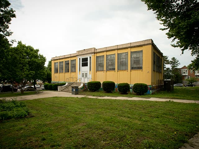 <b>Biblioteca Blanche A. Nixon/Cobbs Creek</b>
<br>5800 Cobbs Creek Parkway
<br>Filadelfia, PA 19143-3036
<br>215-685-1973
<br>
<br>La 
<a href="https://libwww.freelibrary.org/locations/blanche-a-nixoncobbs-creek-library" target="_blank">biblioteca Blanche A. Nixon</a> ha servido a la comunidad de Cobbs Creek desde 1925. Está ubicada en un lote triangular donde convergen Cobbs Creek Parkway, Baltimore Avenue y 58th Street. La biblioteca fue renovada por última vez en 1997.
<br>
