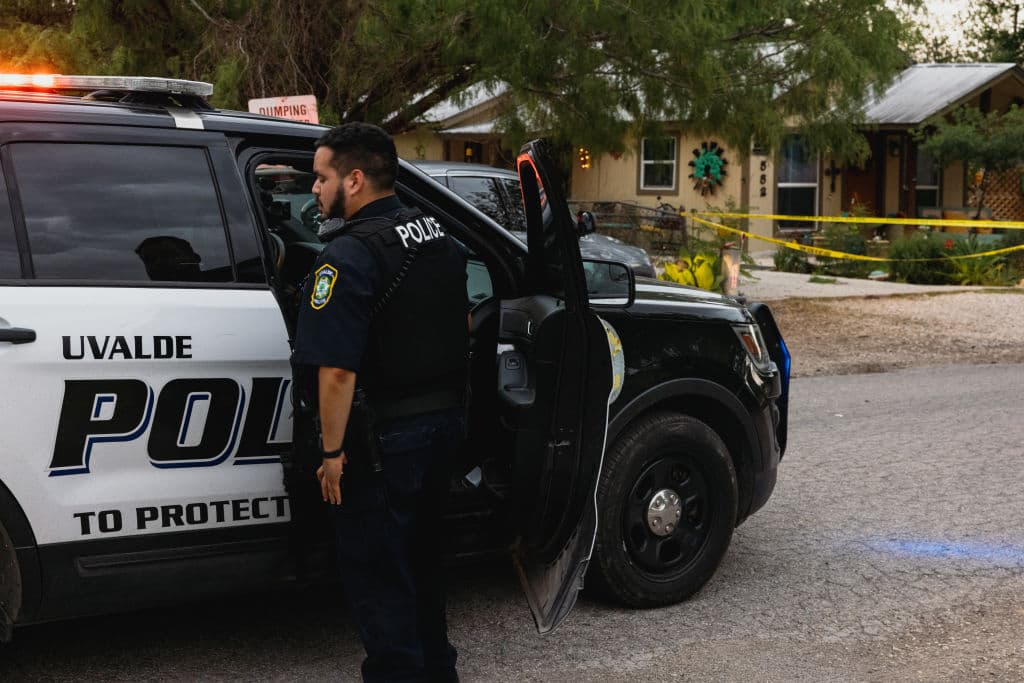 El atacante fue identificado como 
<b>Salvador Ramos, </b>y según las autoridades, 
<a href="https://www.univision.com/shows/noticiero-univision/ella-trato-de-pararlo-y-el-le-disparo-estando-herida-abuela-del-pistolero-en-texas-rogo-que-alertaran-a-la-policia-video">disparó primero contra su abuela en su casa,</a> antes de salir a cometer la matanza en la escuela. En la imagen, una patrulla de la Policía forma parte de un operativo en la vivienda de Ramos.