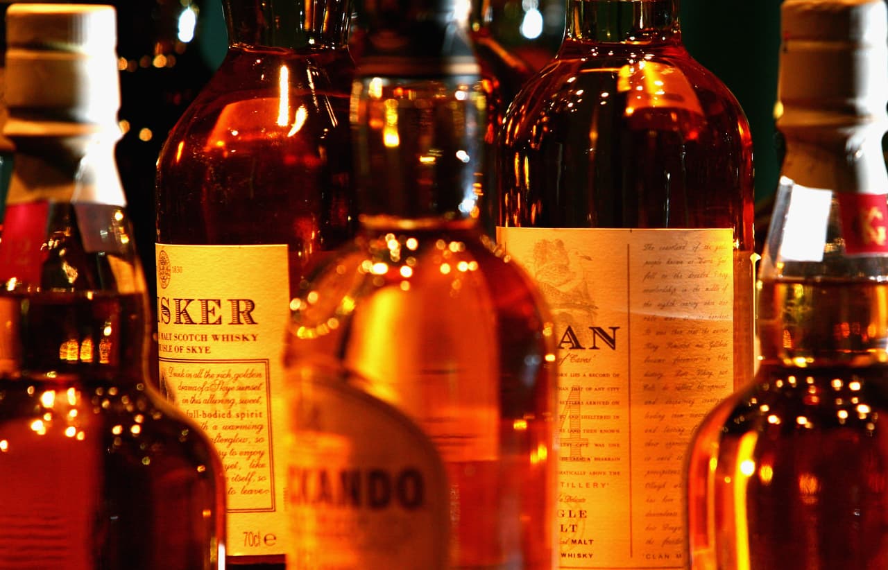Beam Suntory, con sede en Chicago, dice que "actualmente está acelerando un proyecto para producir desinfectante de manos".