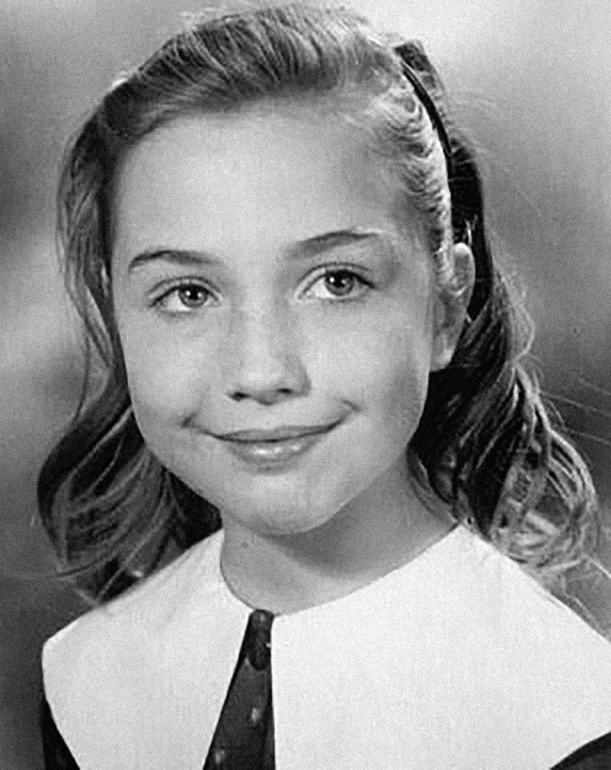 <b>La pequeña Hillary</b>. Hillary Rodham nació el 26 de octubre de 1947. Creció en una familia de clase media en Park Ridge, Illinois, un suburbio de Chicago. Su padre, republicano, dirigió un negocio en el que diseñaba, imprimía y vendía cortinas. Esta fotografía fue publicada en la cuenta de Twitter de la candidata, en en su cumpleaños número 69.