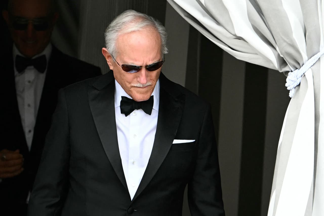 Miguel Bezos, padre adoptivo de Jeff Bezos, sale del Hotel Aman en el día de la boda.
<br>
<br>Según la prensa italiana, 
<b>Bezos, de 61 años, y Sánchez, de 55, ya casados por lo civil en Estados Unidos, intercambiaron anillos y votos matrimoniales en la isla de San Giorgio Maggiore,</b> situada frente al Arsenal, la antigua base naval de la ciudad.