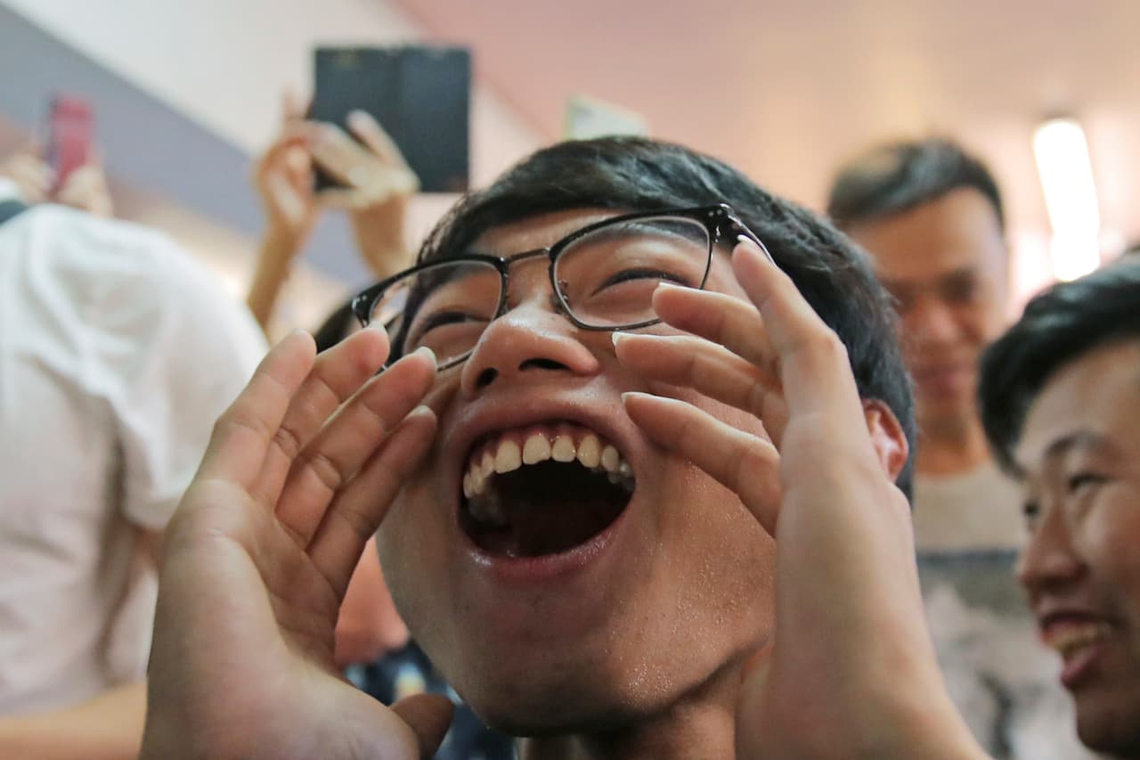 El resultado fue "nada menos que una revolución", declaró el analista político Willy Lam a la agencia AFP. "Es un profundo rechazo hacia la administración (de 
<b>Hong</b> 
<b>Kong</b>) y la política de Pekín respecto a Hong Kong". Según Lam los resultados podrían acelerar la salida de la jefa del Ejecutivo, pero también agravar la crisis. "Los manifestantes considerarán esta increíble victoria como un mandato otorgado por el pueblo, por lo que lucharán aún más duro, pero al mismo tiempo, no habrá concesión alguna de Pekín, por lo que la frustración aumentará".