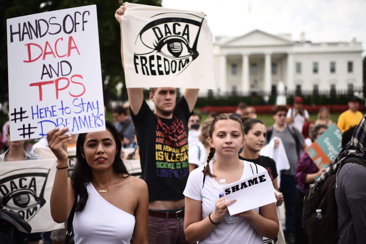 <b>Contra el inicio del fin de DACA (5 de septiembre). </b>Alrededor del país cientos de inmigrantes y activistas protestaron la eliminación del programa DACA, que fue anunciado al país por
<b><a href="https://www.univision.com/noticias/detector-de-mentiras/las-mentiras-de-jeff-sessions-para-justificar-la-eliminacion-del-daca"> el fiscal General Jeff Sessions.</a></b>