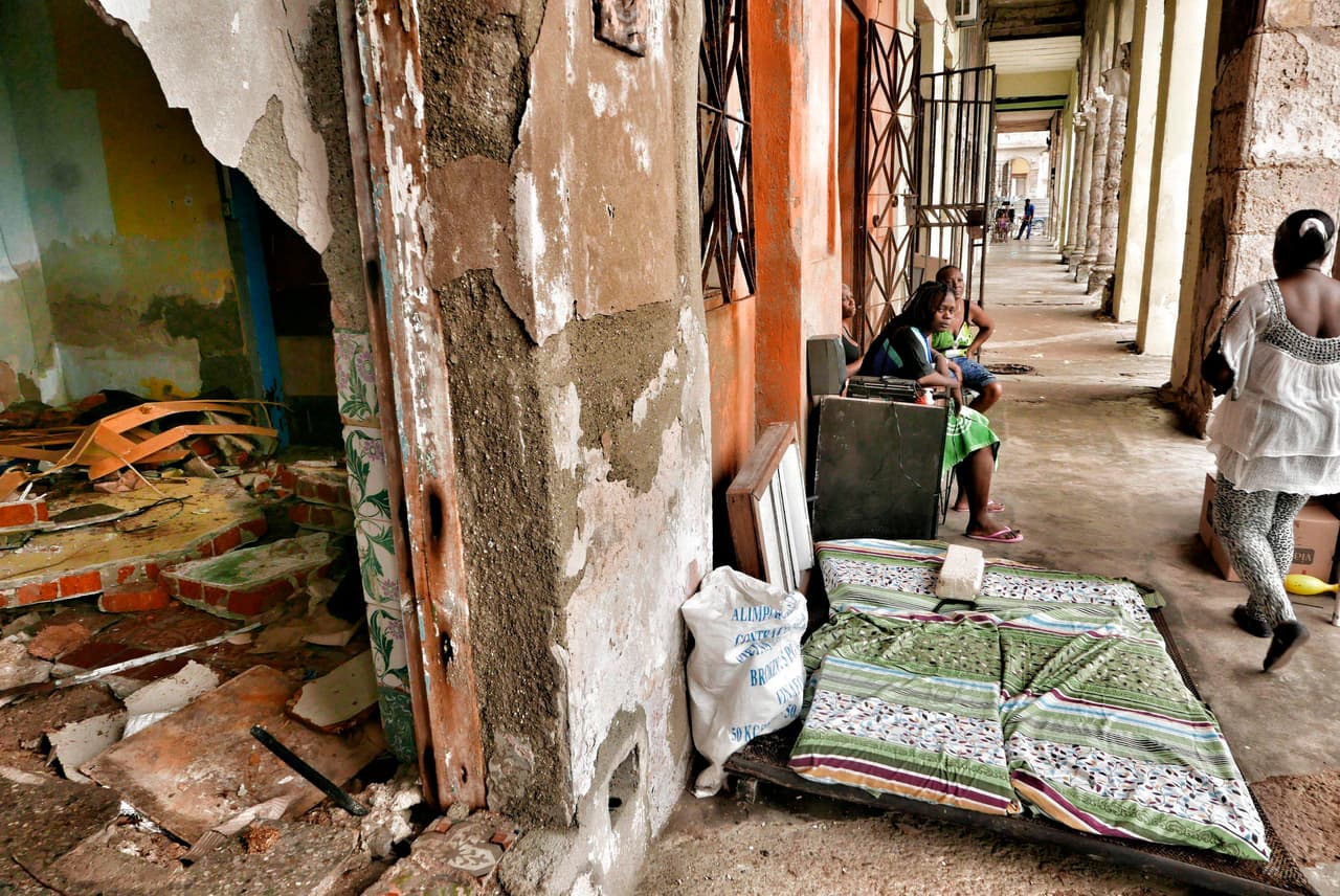 Así luce la casa de Daylin Rodríguez en el Malecón de La Habana, tres días después del paso de Irma. Escombros apilados dentro de su casa y sus pertenencias en el frente para intentar recuperarlas luego de la inundación. Como ella, cientos de miles de personas están sin electricidad.