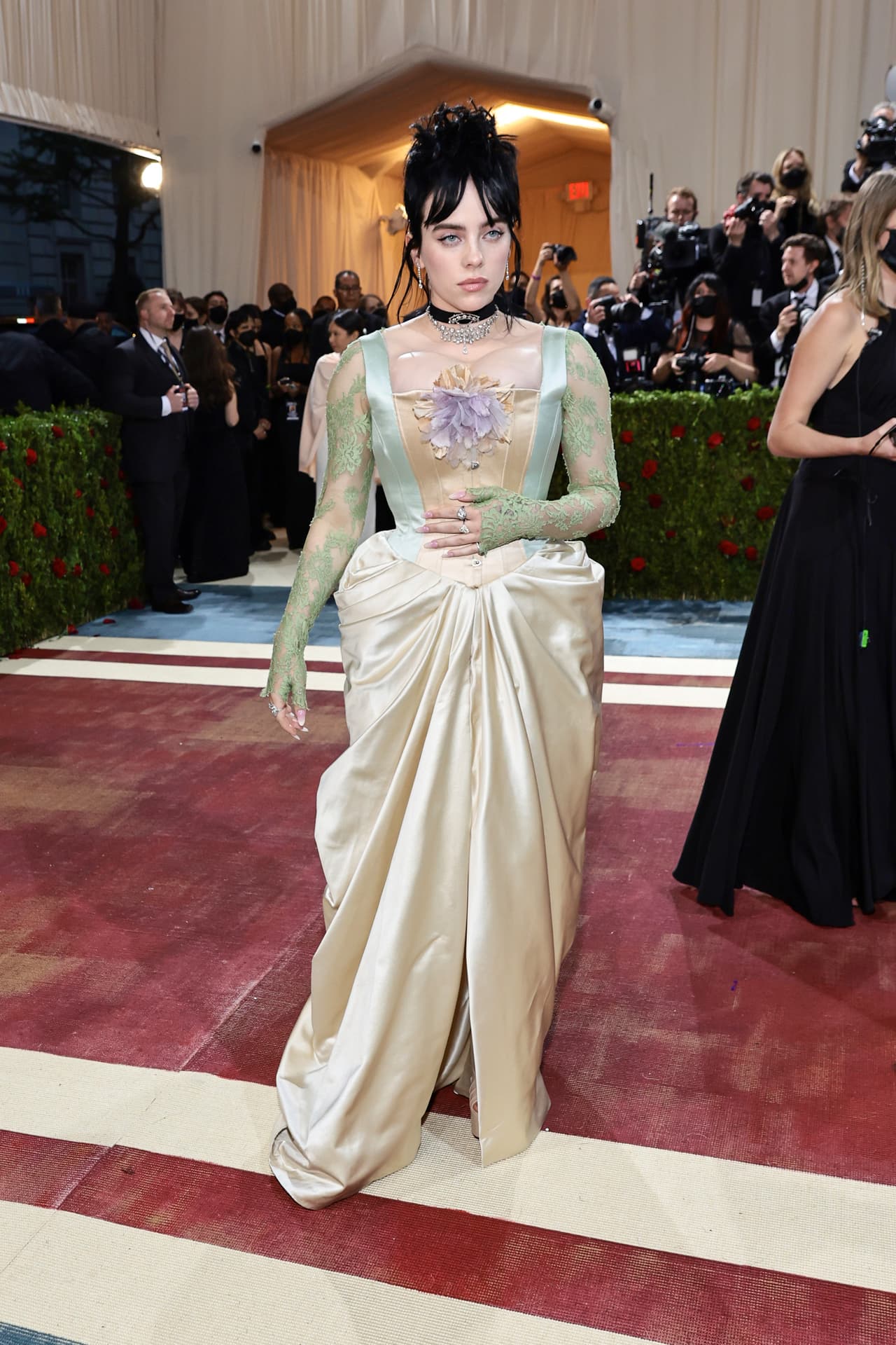 Con un look de impacto 
<a href="https://www.univision.com/musica/karol-g-sofia-vergara-y-otras-celebridades-con-cabello-azul-fotos" target="_blank">la estrella musical Billie Eilish</a> lució un vestido Gucci, confeccionado con materiales reciclados. Para Eilish, era importante que su look fuera sostenible este año.