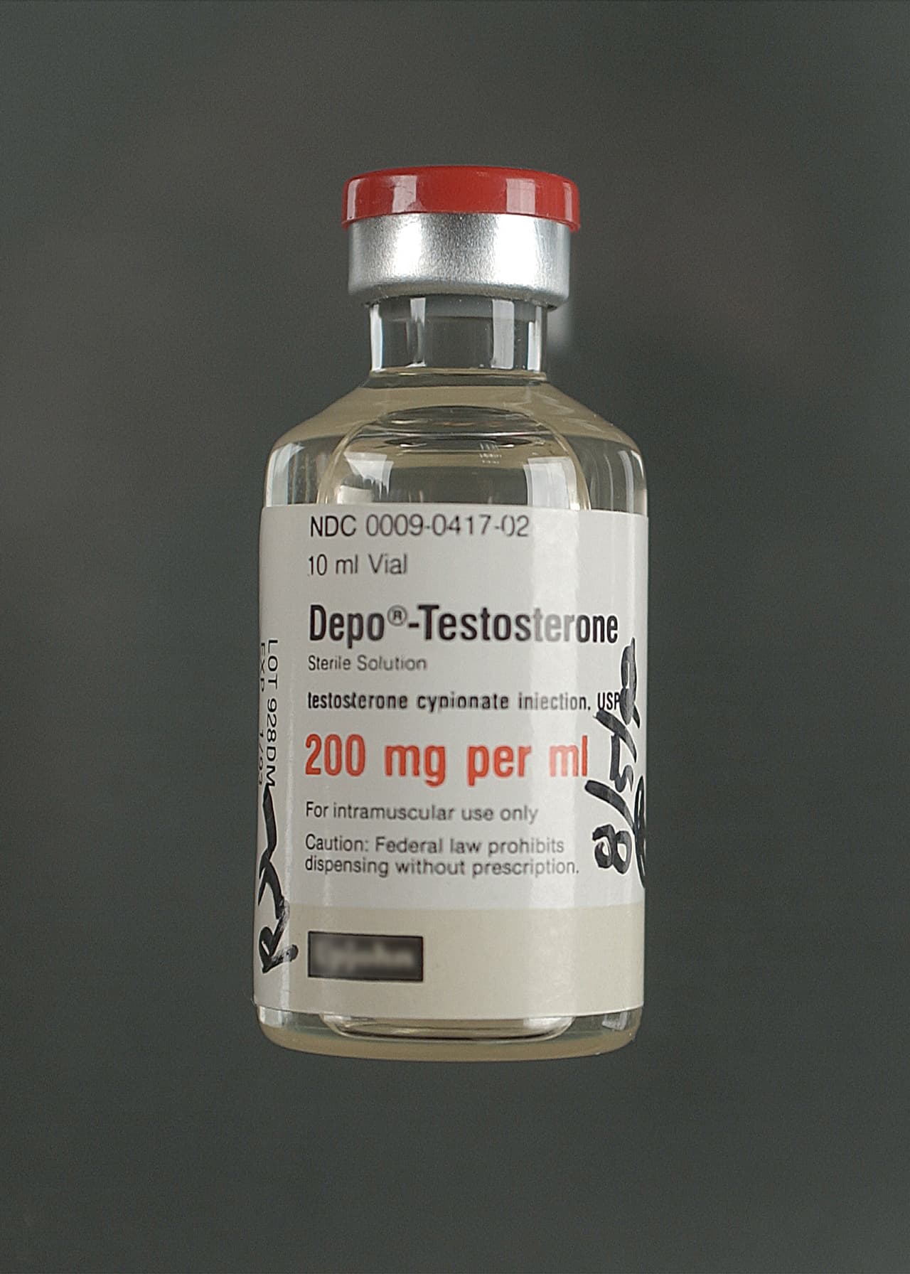 <h3 class="cms-H3-H3">Esteroides </h3>
<br>
<br>Estos anabólicos son variaciones sintéticas o artificiales de la hormona sexual masculina testosterona. Algunos nombres comunes de los esteroides anabólicos son 
<b><a href="https://www.drugabuse.gov/publications/drugfacts/anabolic-steroids" target="_blank">Gear, Juice, Roids y Stackers</a></b>, de acuerdo con el Instituto Nacional sobre el Abuso de Drogas (NIH, por sus siglas en inglés). 
<br>
<br>El abuso de esta sustancia suele ser 
<b>por vía oral, inyectada en los músculos o en forma de gel o crema </b>a través de aplicaciones en la piel. 
<br>
<br>El uso indebido de esteroides 
<b>puede provocar efectos mentales negativos como: celos paranoicos, irritabilidad extrema, agresión y delirios.</b> A largo plazo, el abuso de estas sustancias pueden provocar problemas de salud graves como: insuficiencia renal daño hepático, tumores, agrandamiento del corazón, presión arterial alta y cambios en el colesterol en sangre.