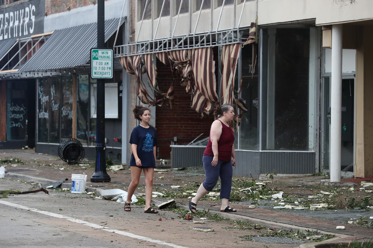 Estructuras del centro de la ciudad de Lake Charles, afectadas por los vientos del huracán Laura.