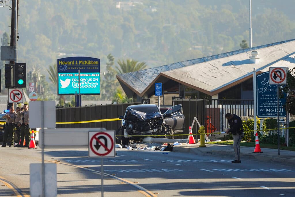 El subjefe de la Patrulla de Carreteras de California, Charlie Sampson, dijo que unos 75 reclutas corrían hacia el norte en la calle cuando el vehículo se desvió hacia el carril opuesto, golpeó a las víctimas y finalmente se fue contra un poste de luz.