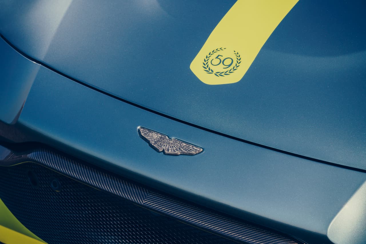 El plan de Aston Martin para celebrar esta ocasión incluye fabricar un total de 200 unidades especiales. De estas, las primeras 59 portarán un esquema de pintura exterior llamado ‘Vantage 59’ por un costo adicional de $25,000.