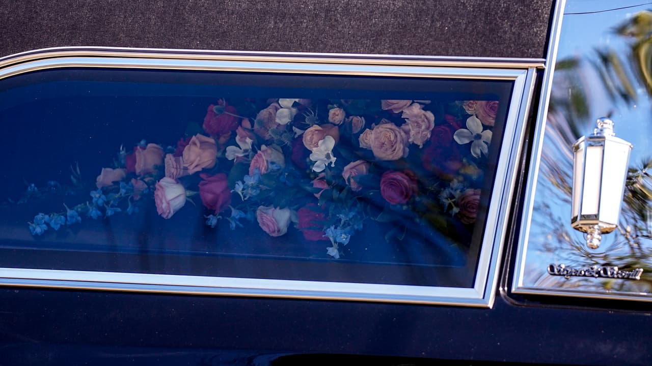 El coche fúnebre avanza por Main Street durante el funeral de la ex primera dama Rosalynn Carter.