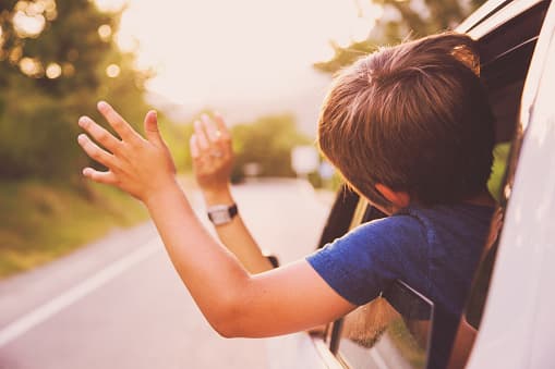 <b>¿Los menores de edad necesitan un Real ID para viaje?</b> 
<br>
<br>No, "la TSA no requiere que nadie menor de 18 años proporcione una identificación cuando viaje con un acompañante dentro de los EE.UU. Sin embargo, el acompañante necesitará una identificación aceptable, como una identificación REAL, pasaporte de los EE.UU., tarjeta de pasaporte de los EE.UU., tarjeta de viajero de confianza del DHS, etc.".