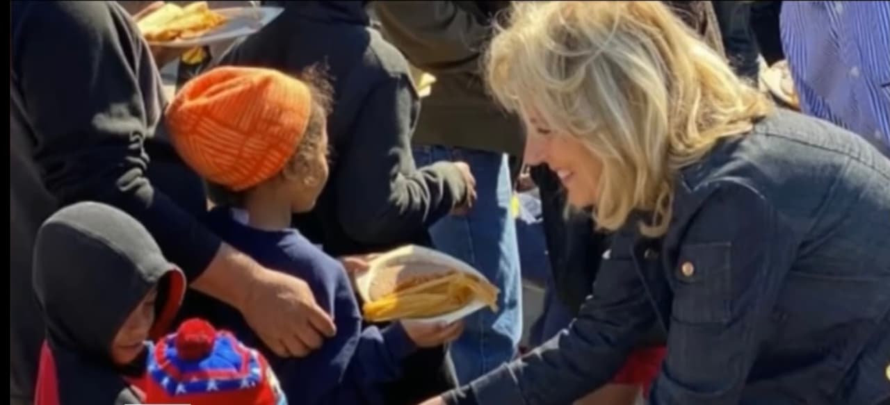 “Sirvió comida y tamales a la gente. Pudo ver lo que vivimos diario y recordar eso me da tanta esperanza de que estas personas 
<b>puedan tener ayuda y un futuro mejor”</b>, cuenta Benavides. 
<br>