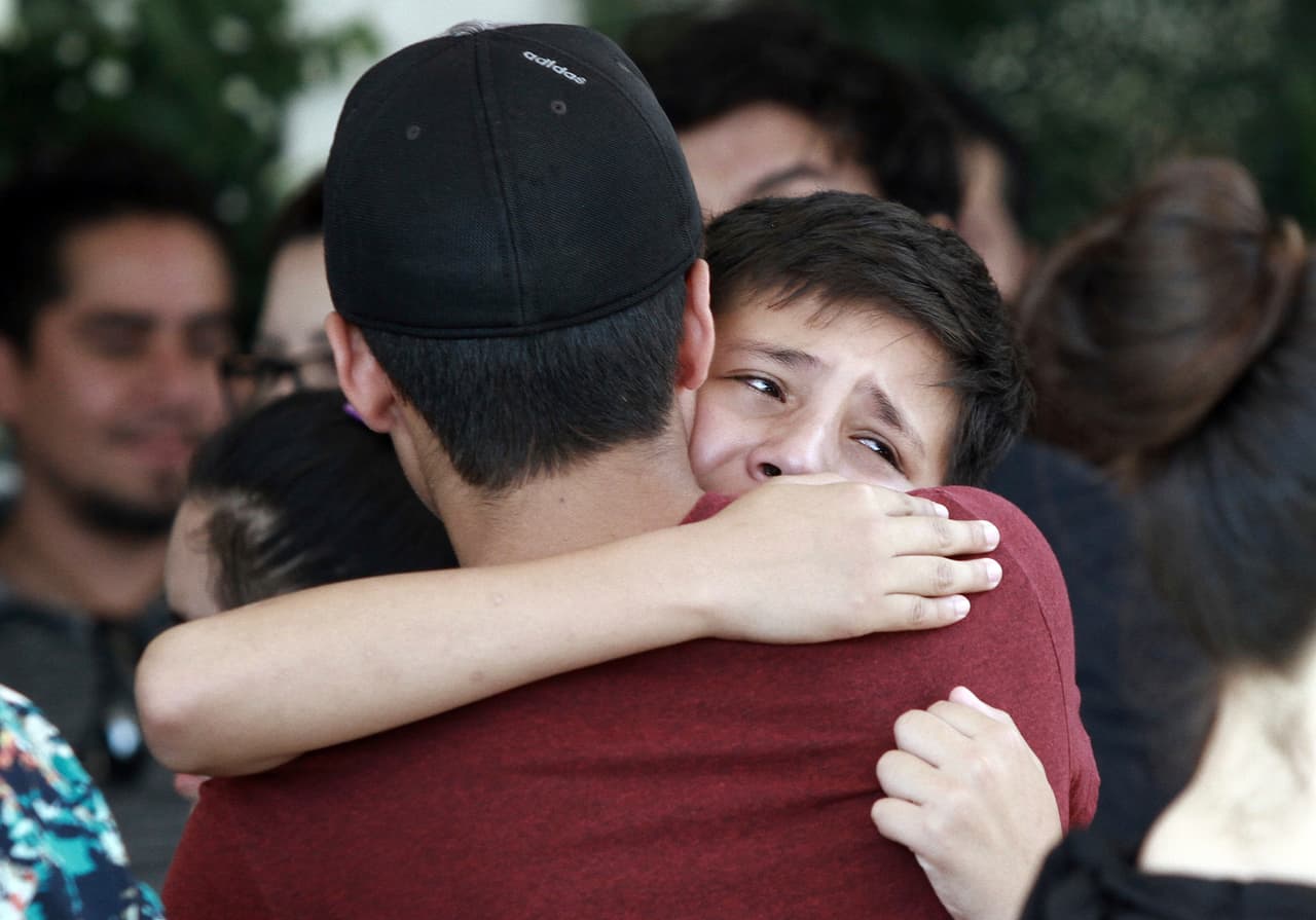 Las autoridades informaron en ese momento que 
<a href="https://www.univision.com/noticias/criminalidad/6-de-los-20-muertos-en-el-tiroteo-de-el-paso-son-mexicanos-amlo-promete-acciones-para-proteger-a-sus-ciudadanos-en-eeuu">ocho de los fallecidos eran de origen mexicano</a>. Las primeras expresiones de esta teoría alertaron a los investigadores en Estados Unidos en agosto de 2017, poco antes de la manifestación de supremacistas blancos que ocurrió en Charlottesville, Virginia. Marilyn Mayo, investigadora del centro de análisis del extremismo, Liga Anti-Difamación, dijo entonces a Univision Noticias que 
<b>comenzaron a escuchar frases como "no nos reemplazarán".</b> Luego, durante la 
<a href="https://www.univision.com/local/arizona-ktvw/cientos-de-habitantes-de-arizona-acuden-a-vigilias-en-honor-a-las-victimas-de-charlottesville">manifestación de Charlottesville</a>, coreaban: 
<b>"Los judíos no nos reemplazarán".</b>
