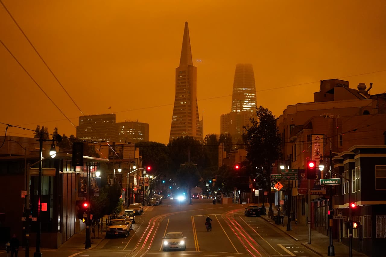 Desde mediados de agosto, la lista de 
<a href="https://www.iqair.com/blog/wildfires/bay-area-fires-outages-heat-waves-august-2020?utm_source=homepage_aql1" target="_blank">las 10 ciudades más contaminadas del planeta</a> ha estado dominada por el norte de California. En la imagen, la Pirámide Transamérica en la ciudad de San Francisco.