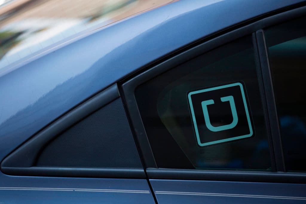 El 
<b><a href="https://www.uber.com/newsroom/the-2024-uber-lost-found-index/" target="_blank">Índice de Artículos Perdidos y Recuperados 2024</a> </b>no incluye las causas para los olvidos, pues no pide esa información al reclamar algo dejado en uno de los vehículos que trabajan para la empresa.
