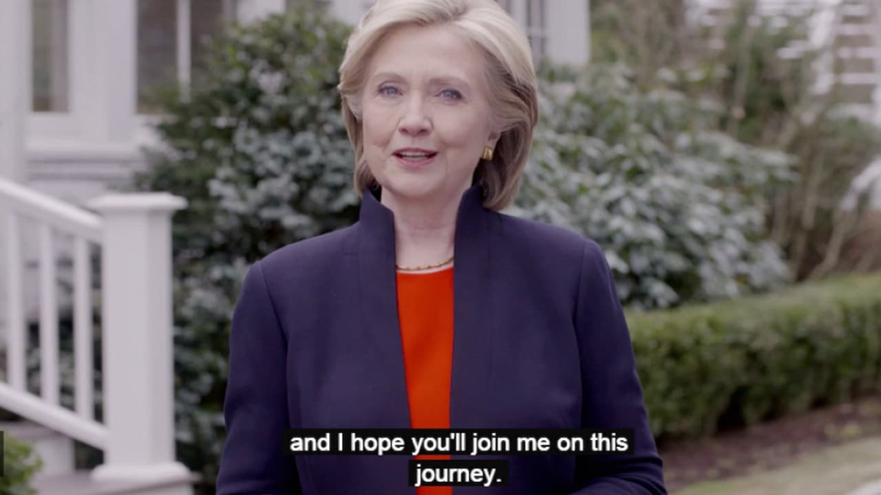 <b>Hillary Rodham Clinton pega primero.</b> La exsecretaria de Estado y exprimera dama 
<b><a href="https://www.youtube.com/watch?v=0uY7gLZDmn4">lanza un video</a></b> presentando historias de un diverso grupo de estadounidenses, para anunciar oficialmente que competirá en la carrera por la nominación del Partido Demócrata. 12 de abril de 2015.