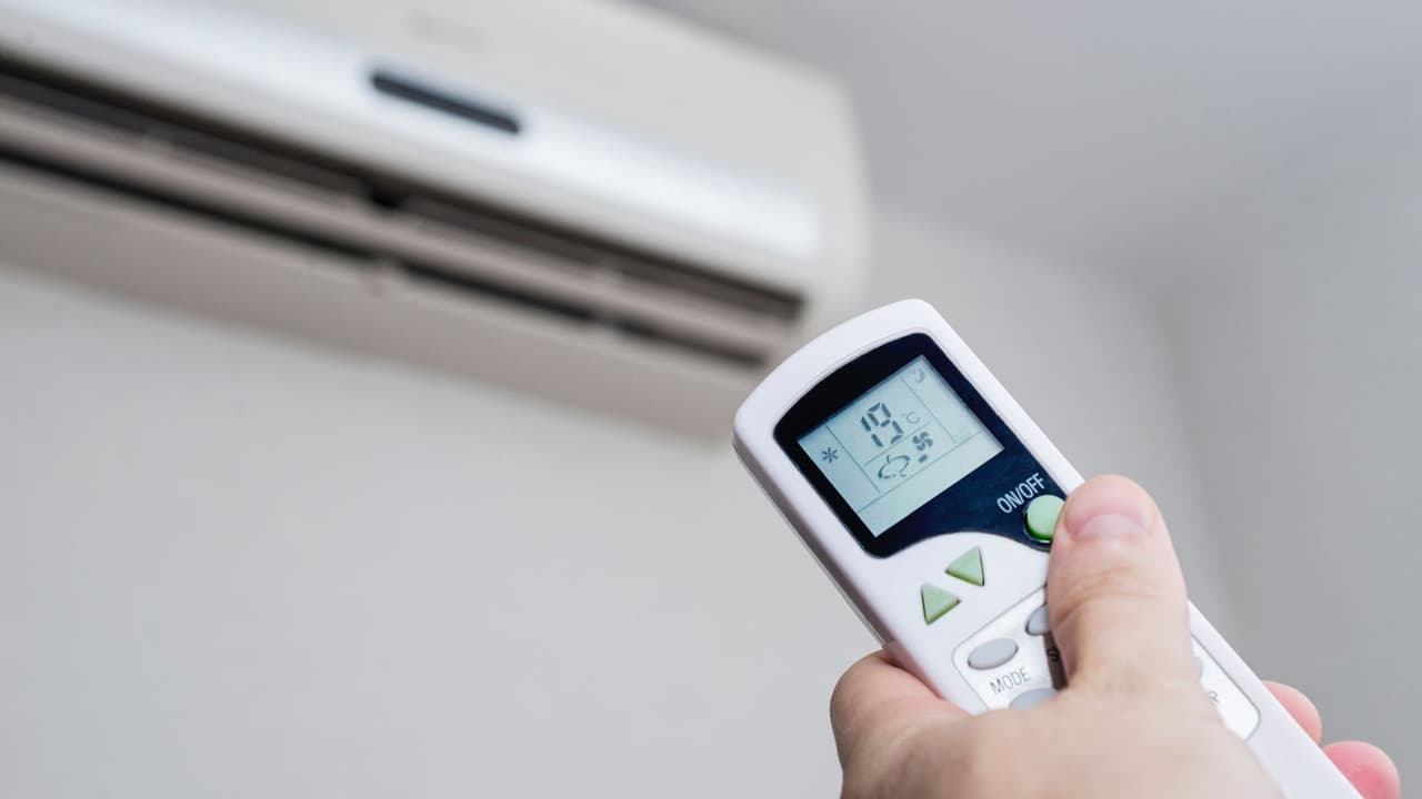 <h3 class="cms-H3-H3">¿Cuánto puede subir tu factura si lo usas mal? </h3>
<br>En Texas, 
<b>el uso del aire acondicionado representa entre el 50% y el 70% del consumo eléctrico total durante el verano</b>, según 
<a href="https://tepri.org/" target="_blank">Texas Energy Poverty Research Institute</a>. 
<br>
<b>Veamos un ejemplo real:</b> 
<br>Casa promedio en Dallas 
<br>Aire acondicionado encendido 8 horas al día a 72 °F 
<br>Tarifa promedio: 14.5 centavos por kilowatt hora (kWh) 
<br>
<b>Costo mensual estimado: $180 – $250 </b>
<br>Ahora bien, si dejas el aire prendido todo el día a una temperatura baja (como 70 °F), 
<b>ese costo puede subir hasta $300 o más</b>, especialmente durante las olas de calor que obligan al sistema a trabajar sin descanso. Y si lo apagas por completo y lo vuelves a encender con la casa recalentada,
<b> puedes generar picos de consumo que disparen tu factura sin darte cuenta.</b>