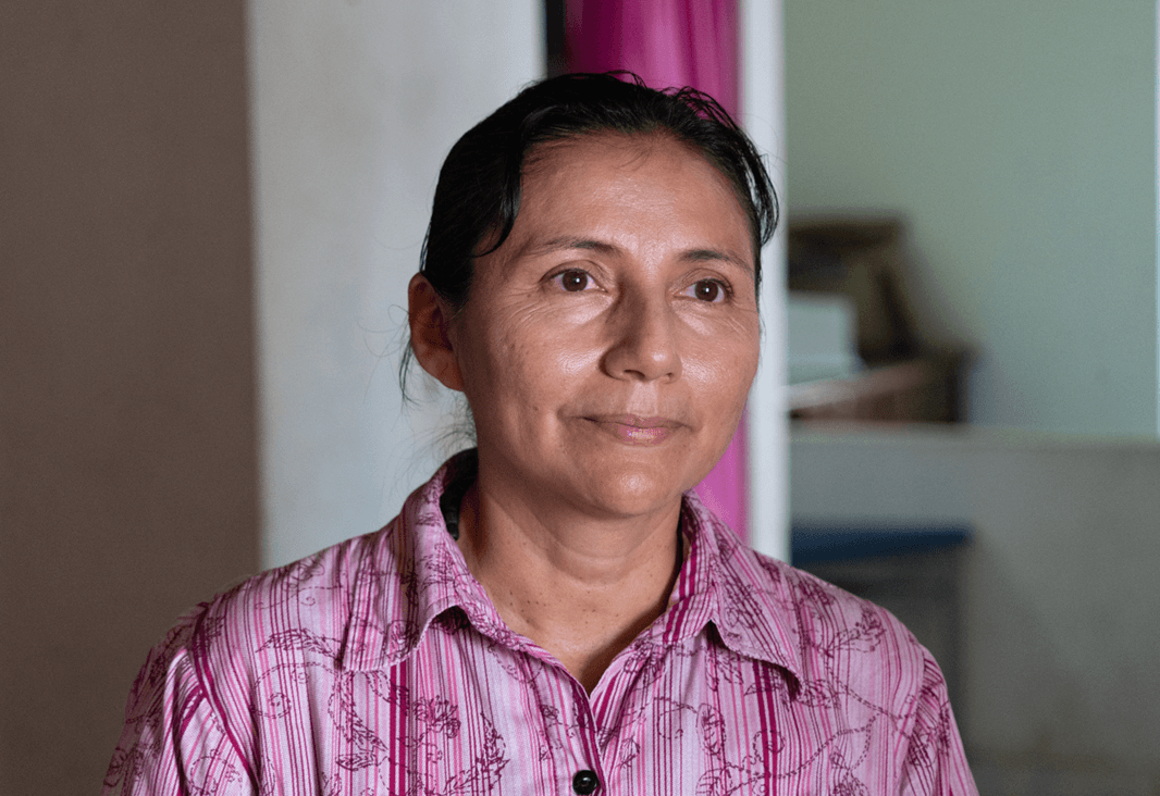 María Eugenia Rivera dirige una casa taller que ofrece estudio y alimentación a niña indígenas.