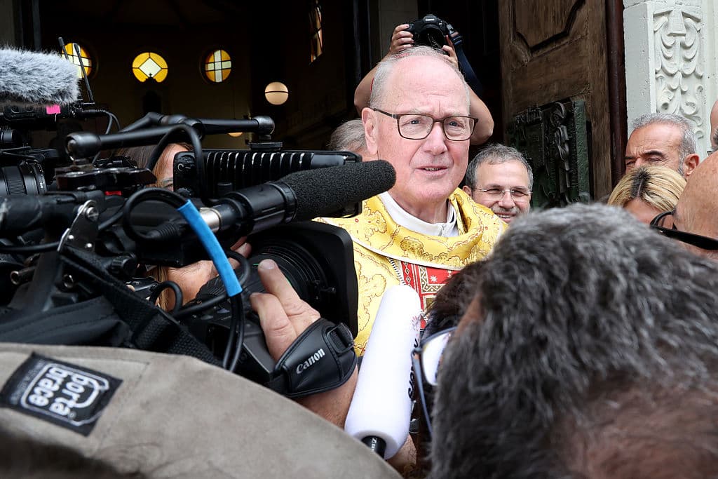 ¿Una broma? ¿Algo chistoso? Al cardenal de Nueva York, Timothy Dolan, 
<b>no le provocó gracia la imagen de <a href="https://www.univision.com/noticias/politica/trump-dice-que-no-esta-buscando-tercer-mandato-casa-blanca-entrevista-nbc" target="_blank">Donald Trump</a> vestido de papa católico</b>. Así lo hizo constar este domingo, a las puertas de 
<b>la iglesia de Nuestra Señora de Guadalupe</b>, en Roma, donde periodistas quisieron conocer su reacción.