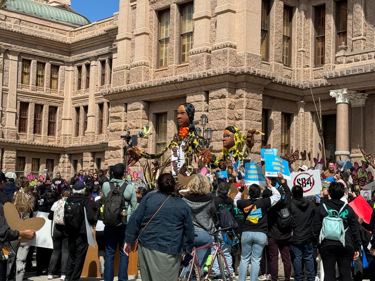 En las manifestaciones llevaron marionetas gigantes frente al
<b> Capitolio de Austin</b>. Estas marionetas representaban cómo 
<a href="https://www.univision.com/local/san-antonio-kwex/familia-inmigrante-separada-texas-frontera" target="_blank">viven las familias inmigrantes en Texas. </a>