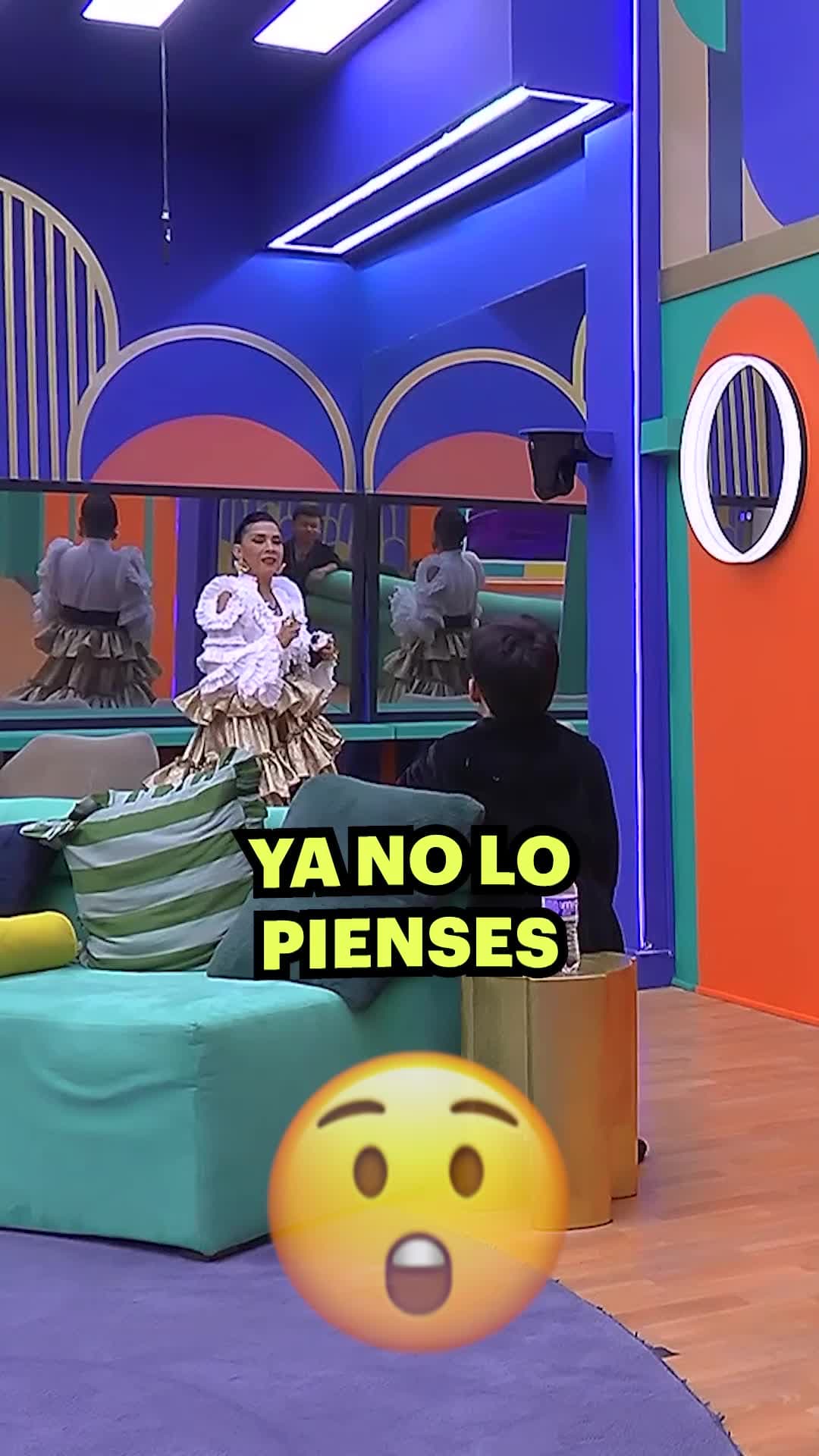 Abelito le enseña a Dalílah a hacer pipí con vestido de reina