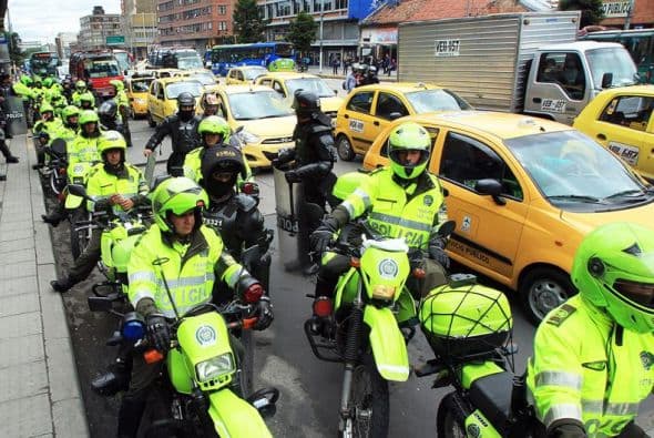 Docenas de taxistas protestaron el 29 de julio de 2015, exigiendo la salida de la aplicación tecnológica Uber en Cali, en Colombia.