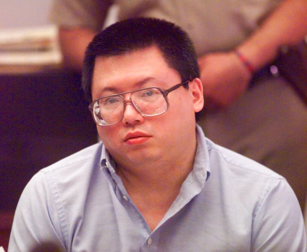 <b>Charles Ng</b> fue acusado junto a Leonard Lake de secuestrar, esclavizar y matar a 11 personas en el norte de California entre 1984 y 1985. Los asesinos utilizaban una cabaña en el Condado de Calaveras para cometer sus crímenes.
<br>
<br>Lake se suicidó y Charles escapó a Canadá; después de una larga lucha legal fue extraditado a Estados Unidos y 
<a href="https://www.univision.com/local/sacramento-kuvs/confirman-pena-de-muerte-asesino-serial-california">condenado a muerte</a> tras ser hallado 
<b>culpable de 11 homicidios</b>. Se encuentra en el 
<a href="https://www.univision.com/local/sacramento-kuvs/notorios-internos-corredor-de-la-muerte-california-fotos">corredor de la muerte </a>esperando su ejecución.