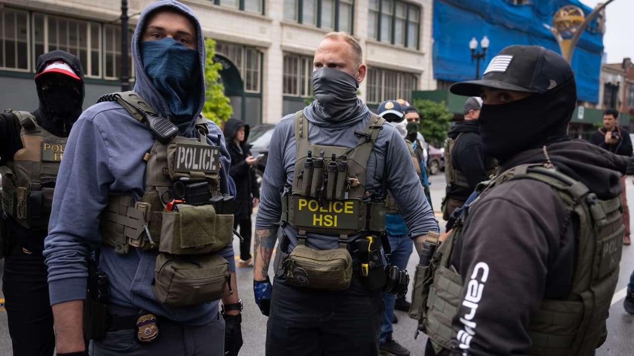Buscan prohibir que agentes utilicen máscaras durante operativos en California
