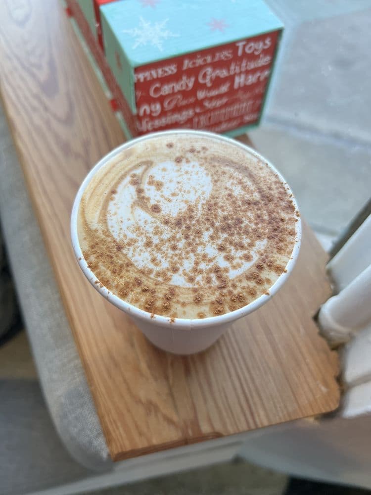 <b>Academy Coffee ATL</b>
<br>Dirección: 1019 North Virginia Ave NE Atlanta, NE 30306
<br>Sitio web: 
<a href="https://academycoffeeatl.com/">https://academycoffeeatl.com/</a> 
<br>
<a href="https://www.yelp.com/map/academy-coffee-atl-atlanta-2"><b>Cómo llegar</b></a>
<br>
<br>Una usuaria de Yelp dijo: “Es una linda tienda con variedad única de café y sándwiches”.