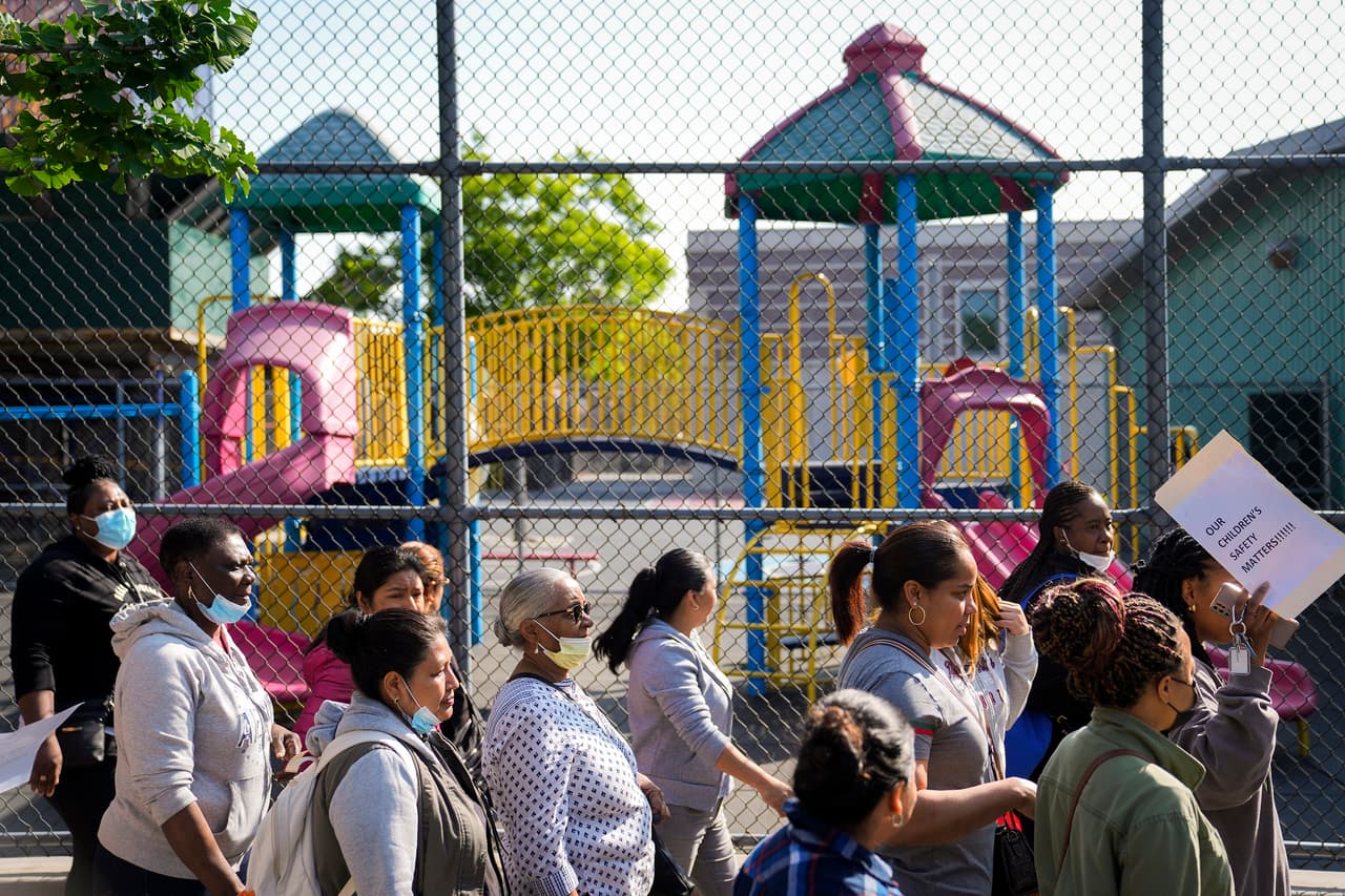 A las afueras de la escuela 189 hubo una marcha de varias madres con sus hijos, y otros miembros de la comunidad.