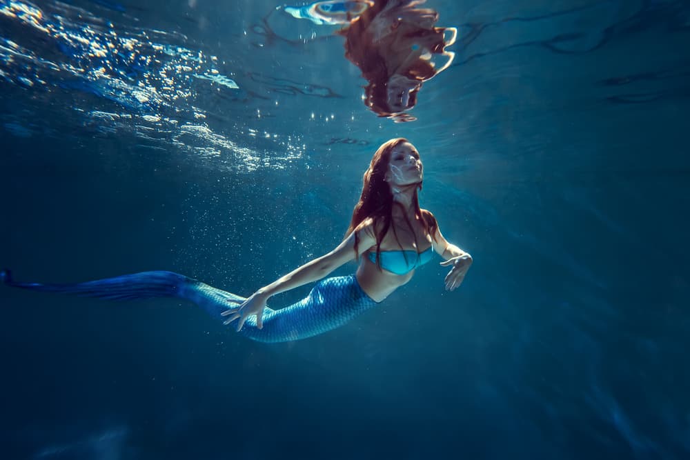 Desde el relato de 'La sirenita' de Hans Christian Andersen se ha suavizado la representación de las sirenas, haciendo su atractivo más infantil, consiguiendo ser muy queridas por niños de todo el mundo.