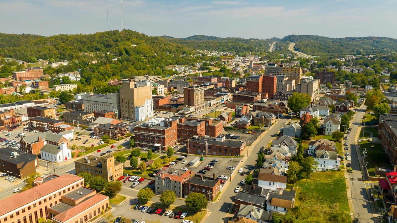 <h3 class="cms-H3-H3">Puesto 2. Virginia Occidental.</h3>
<br>
<br>El segundo sitio nacional es para Virginia Occidental, o West Virginia, que acumula un 1.4% de población hispana, uno de los porcentajes más bajos del país. El estado tiene el tercer sitio en cuanto a lo que gana por cada dólar que paga en impuestos sobre la renta ($1.88) y el 3.58% del total de trabajadores del estado trabaja para el gobierno federal, con lo que ocupa el sitio 8 entre los 50 estados.
