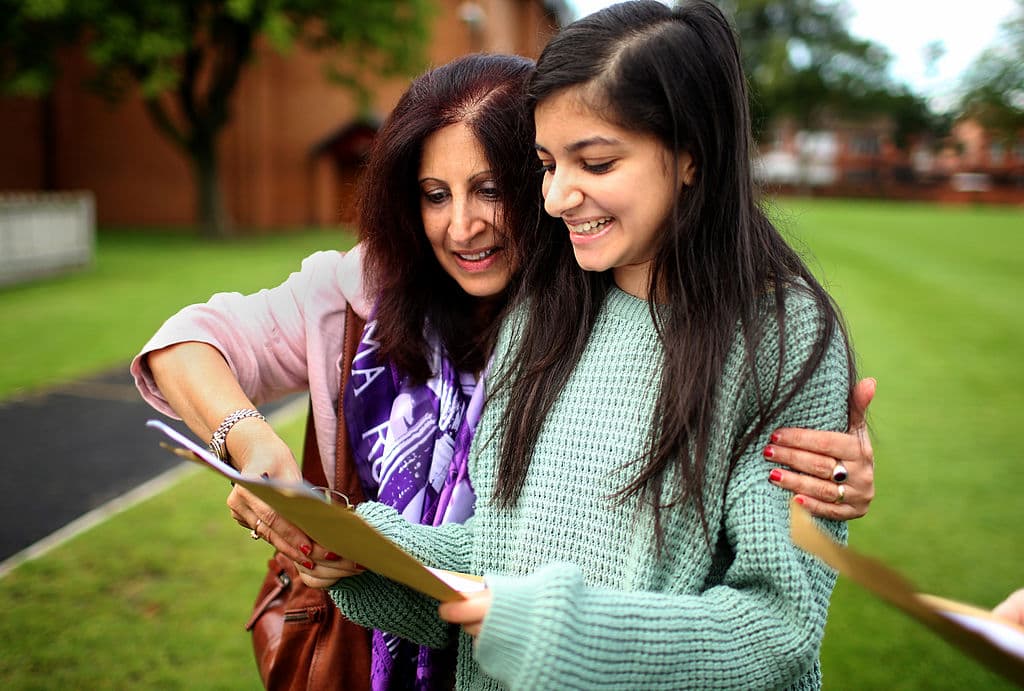 ¿Cómo pueden involucrarse los padres en la educación de sus hijos?