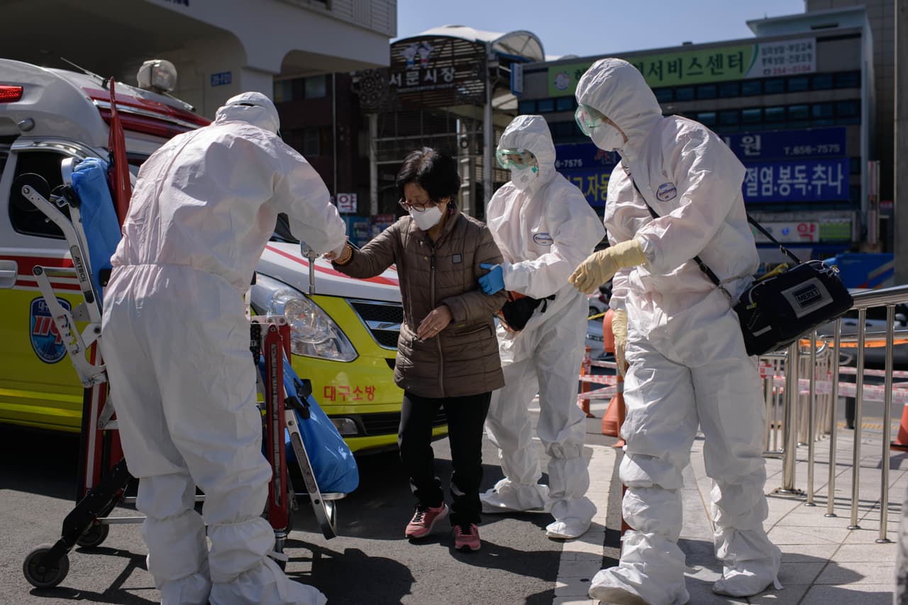En Corea del Sur cada persona diagnosticada se monitorea directamente y en lo que se desocupa una cama se trasladan con una ambulancia desde su residencia al centro de salud.