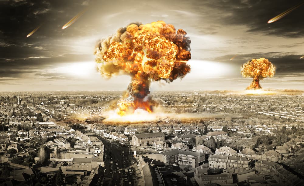 Inclusive, hace mención de una explosión nuclear en alguna parte del planeta que provocará más cambio climático y hasta cambios en el movimiento de la Tierra.