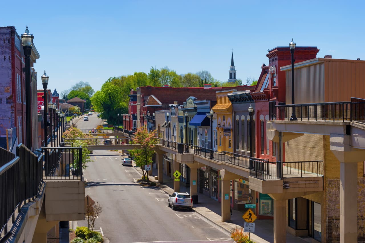 <h3 class="cms-H3-H3">4. Morristown, Tennessee</h3>
<br>
<br>💸
<b> Ingreso familiar promedio: </b>$43,213
<br>
<br>💸 
<b>Tasa de pobreza:</b> 19.5%
<br>
<br>💸 
<b>Hogares con ingresos anuales menores a $10,000: </b>6.4%
<br>
<br>💸 
<b>Adultos con educación universitaria: </b>18.2%
<br>
<br>💸 
<b>Tasa de desempleo (2021): </b>6.8%
<br>