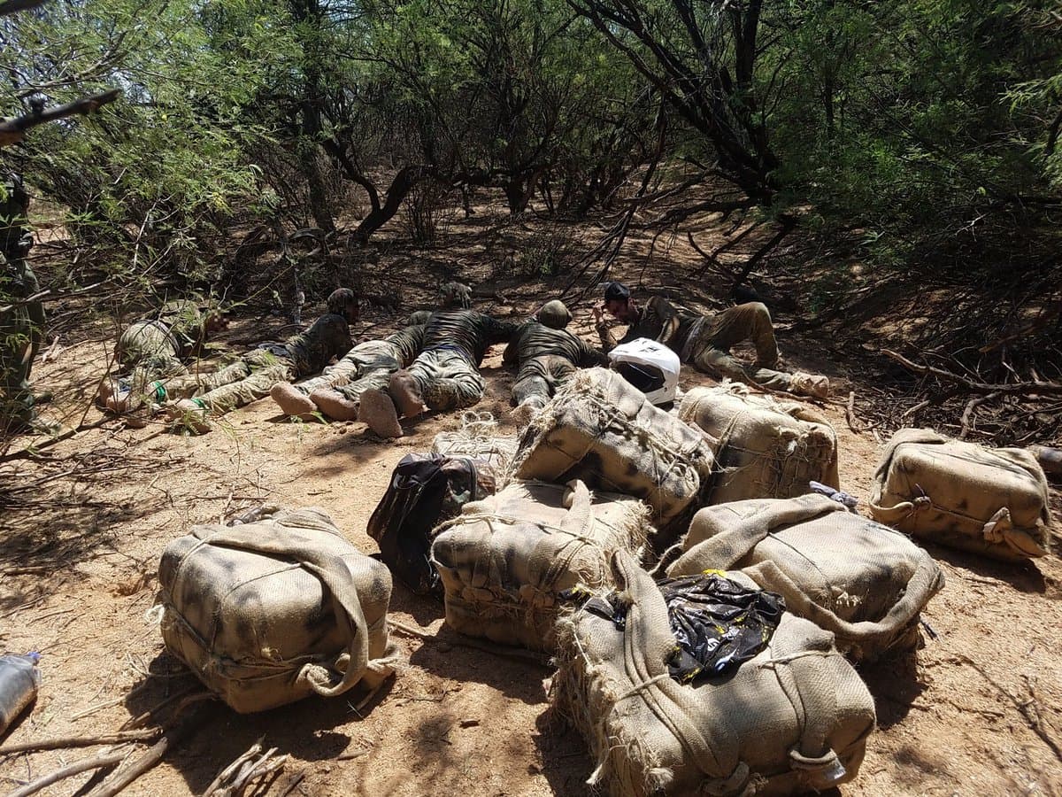 En sus campamentos clandestinos, las autoridades han encontrado suministros de alimentos que les permitieron quedarse allí durante varias semanas, así como artículos para acampar y armas de fuego. Por eso, la agencia los considera “uno de los elementos más peligrosos” en su labor.