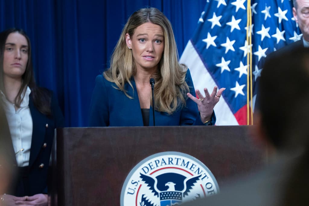 La administración Trump reanuda las deportaciones a terceros países con la expulsión de cinco inmigrantes a Esuatini, un pequeño país del sur de África