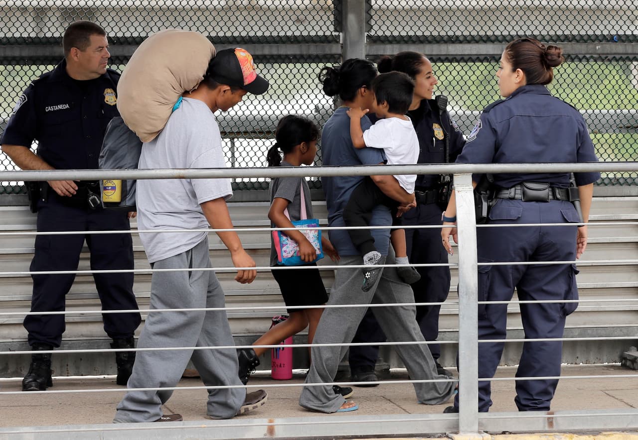 Ever Castillo y su familia, de Honduras, regresan al lado mexicano de la frontera frente a los agentes de Aduana y Patrulla Fronteriza el jueves 21 de junio, al día siguiente de la firma de la orden ejecutiva, en Hidalgo, Texas. Pensaron que podían ser separados de sus hijos y ellos voluntariamente decidieron no entrar a la garita.