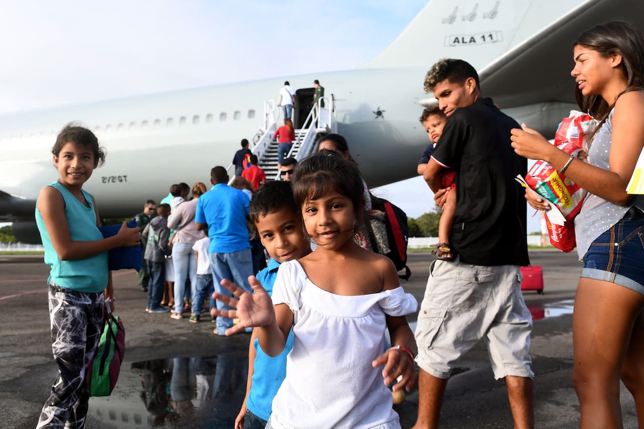 El gobierno brasileño inició un programa de internalización de refugiados venezolanos que llegan a Boa Vista la frontera con Venezuela. En la primera fase del programa, serán reubicados en las ciudades de Sao Paulo, Manaos y Cuiabá. En la fotografía, un grupo de venezolanos toman un avión en Boa Vista, desde donde viajarán hacia otras partes del país suramericano.