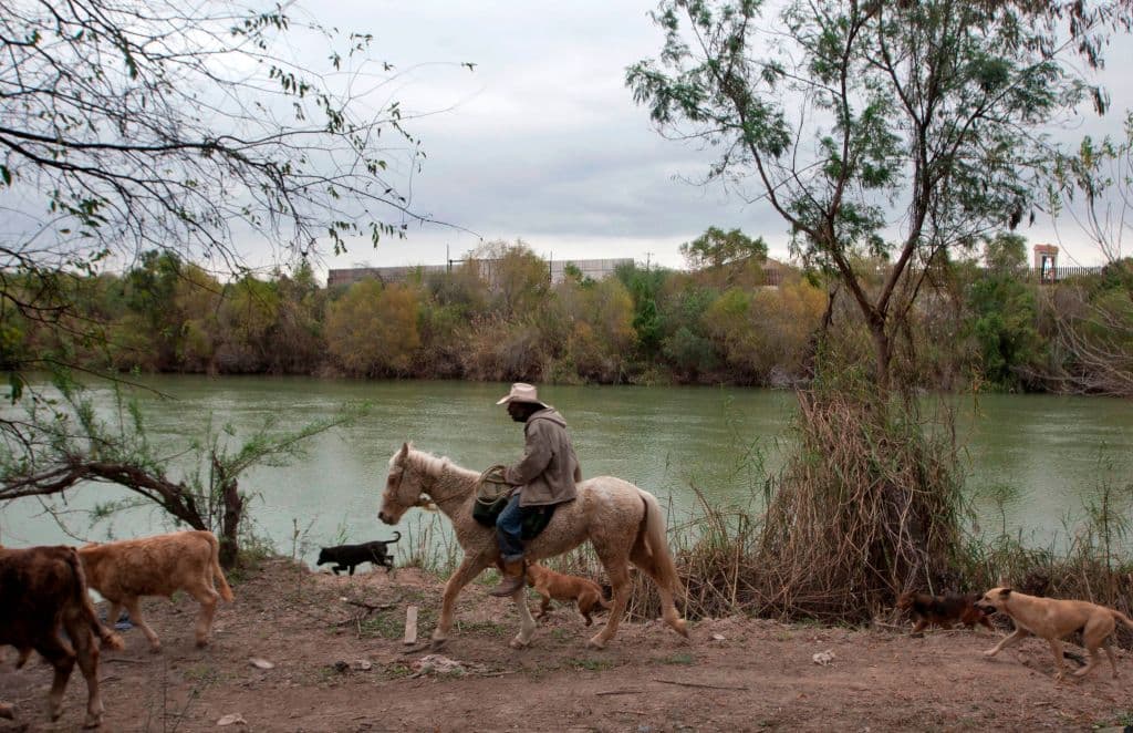<b>5. Tamaulipas: </b>El Departamento de Estado de Estados Unidos pide no visitar este estado fronterizo con Texas por los índices de criminalidad, a los que añade "secuestro". En este estado el DOS se extiende en su justificación: "La actividad del crimen organizado, incluidos tiroteos, asesinatos, robos a mano armada, robo de vehículos, secuestros, desapariciones forzadas, extorsión y agresión sexual, son comunes a lo largo de la frontera norte y en Ciudad Victoria. Los grupos criminales apuntan a los autobuses de pasajeros públicos y privados, así como a los automóviles privados que viajan por Tamaulipas, a menudo tomando a los pasajeros como rehenes y exigiendo el pago de un rescate", justifican en su página web. A los empleados gubernamentales se les pide ceñirse a los consulados de Nuevo Laredo y Matamoros, sus hogares y puertos de entrada con EEUU, así como sitios céntricos muy limitados. El DOS insiste en que los funcionaros estadounidenses no pueden viajar entre ciudades en Tamaulipas por las carreteras del interior de México.