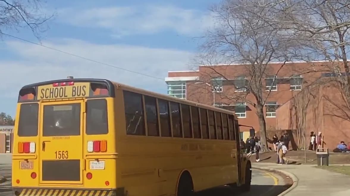 Menor arrestado tras llevar un AR-15 a un partido de baloncesto a Millbrook High School, en Raleigh